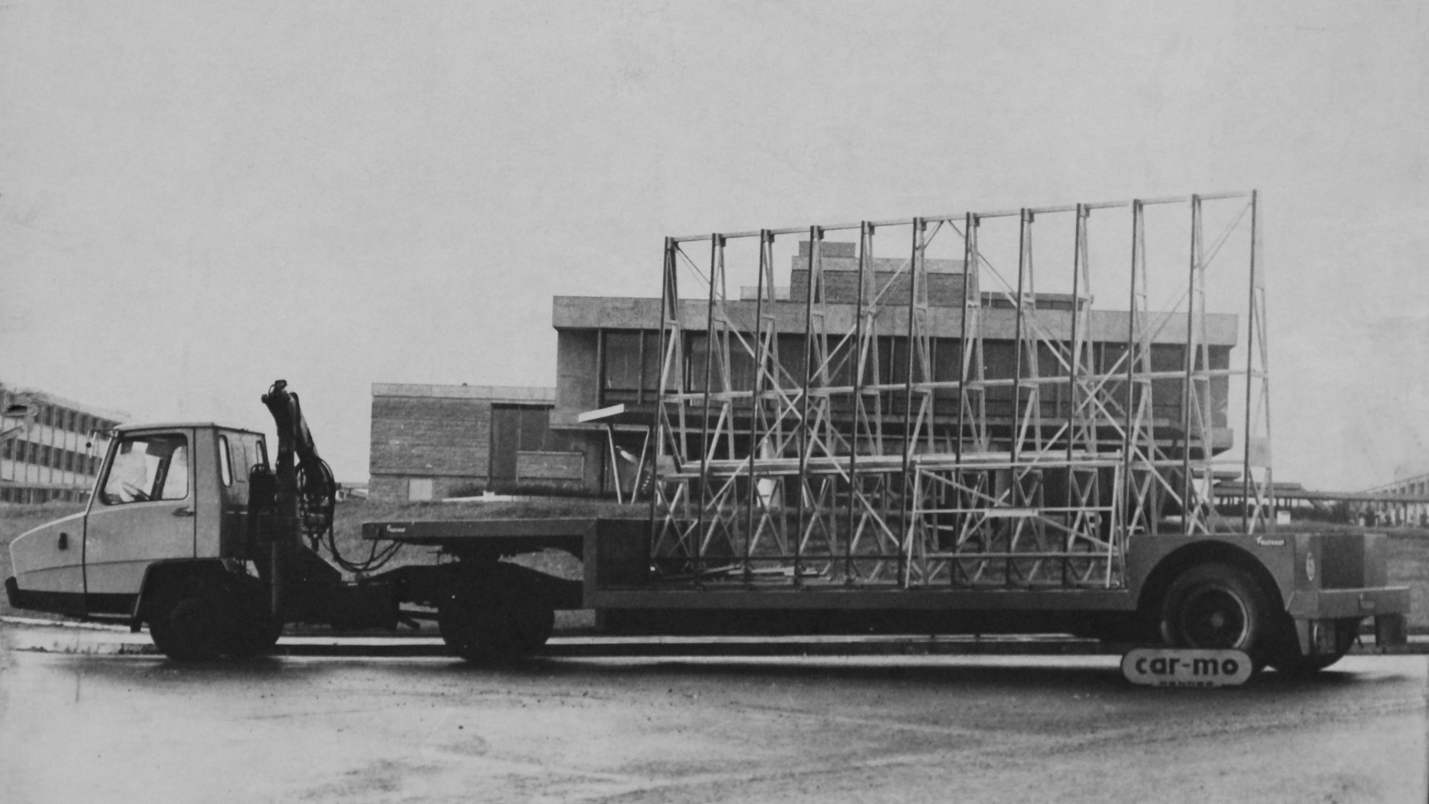 Pupitre central époque 1967-1968. Semi-remorque équipée d'un pupitre central, produits conçus pour les transports volumineux comme ceux des
vitrages de la Maison de la Culture de Rennes par exemple, inaugurée en décembre 1968