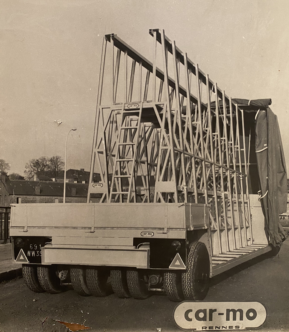 Pupitre central à bâchage rapide, pupitre extérieurs et intérieurs sur châssis surbaissé pour le transport de volumes verriers 6,10m x 3,20m, époque 1965-1985