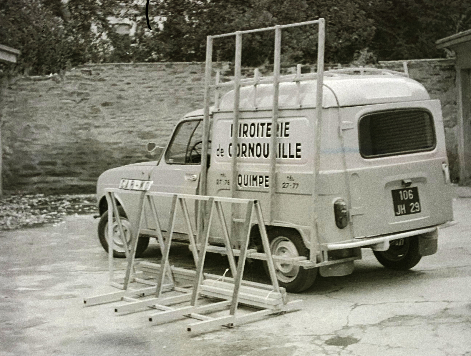Renault 4L F4 ou F6 (R2102 à R2108) 1961-1992. Conçus dans les années 61 avec les principes garnissage vinyl, les pupitres sont rapidement transformés en ossature Tube Carré Ouvert et garnis du caoutchouc miroitier breveté produit dans l'Eure