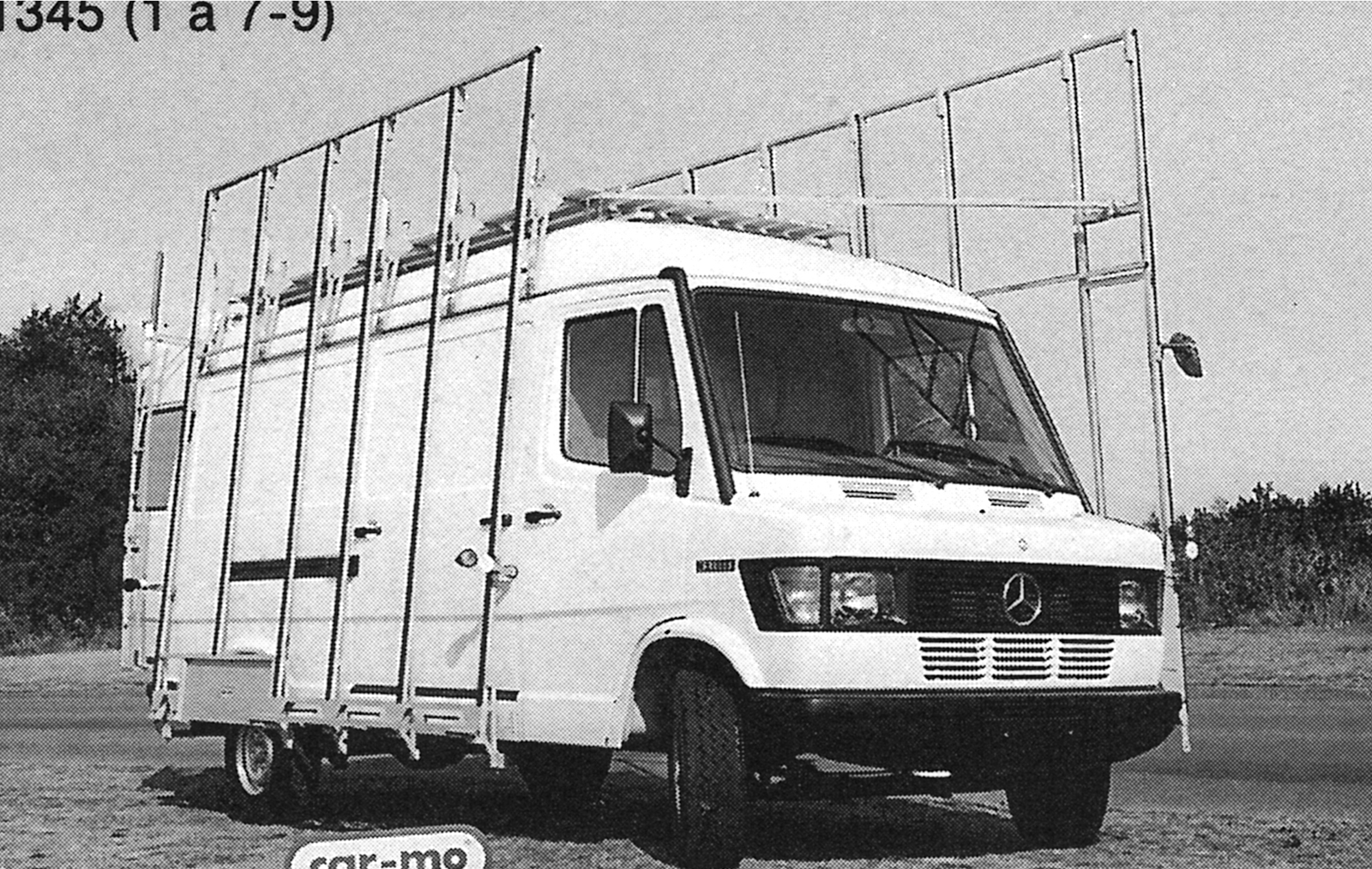 Mercedes Sprinter 307 1989-1995. L'un des derniers fourgon équipé de galeries car-mo posé dans les gouttières du pavillon. Fourgon désigné familièrement par le terme modèle de Brême. Jusqu'en 1984, l'utilitaire léger est fabriqué à Brême, puis dans l'usine de Düsseldorf jusqu'en 1995